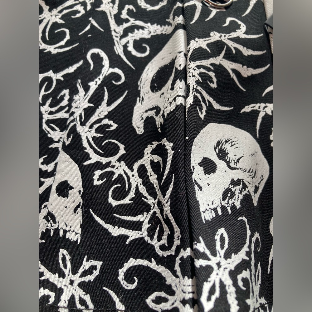 Pleated gothic/punk skull skirt, Dollskill, size M fits like SM, black/white